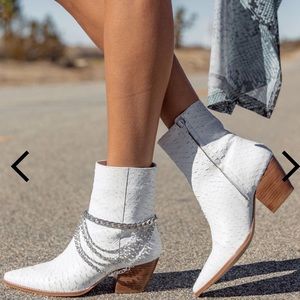 Coconuts Matisse Caty Booties white snake size 9